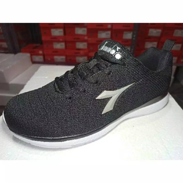 Sepatu Running Pria Diadora Isilli DIAX9F0403BK Hitam ORIGINAL
