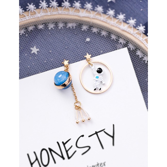 LRC Anting Tusuk Fashion Gold Astronaut Planet Moon Asymmetric Earrings F54309