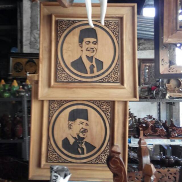 Bingkai kayu jati (sketsa foto diri)