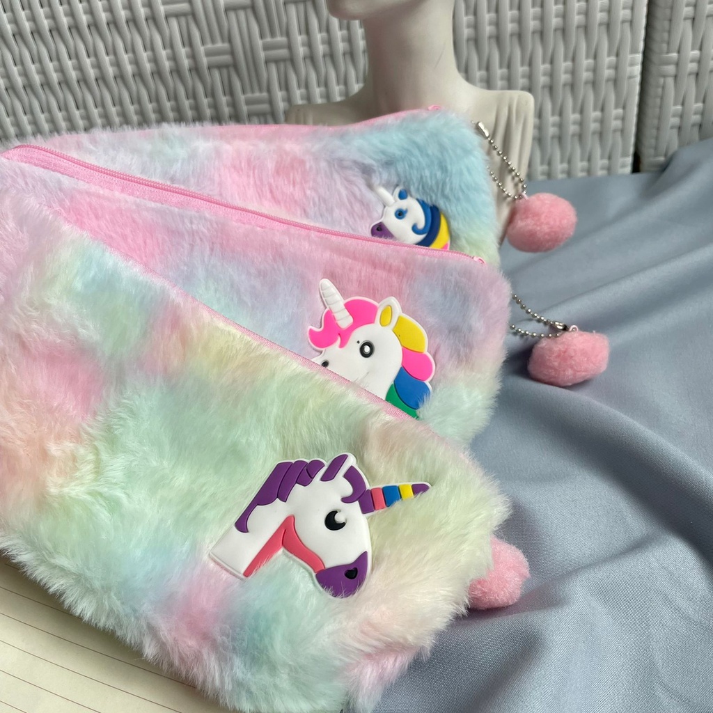 

Kotak Pensil Bulu Rainbow Unicorn Logo / Pencil Case Rainbow Cotton Candy Unicorn Bludru Bulu Halus Tempat Pensil Anak Sekolah Kuda Poni Pelangi Pastel