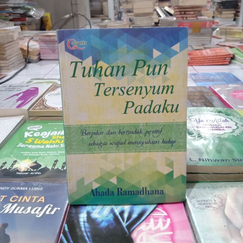 Obral buku bacaan islami murah // novel Islami // motivasi // pengetahuan // umrah // dzikir // Mekah // shalat // ensiklopedia Islam //-Tuhan pun tersenyum