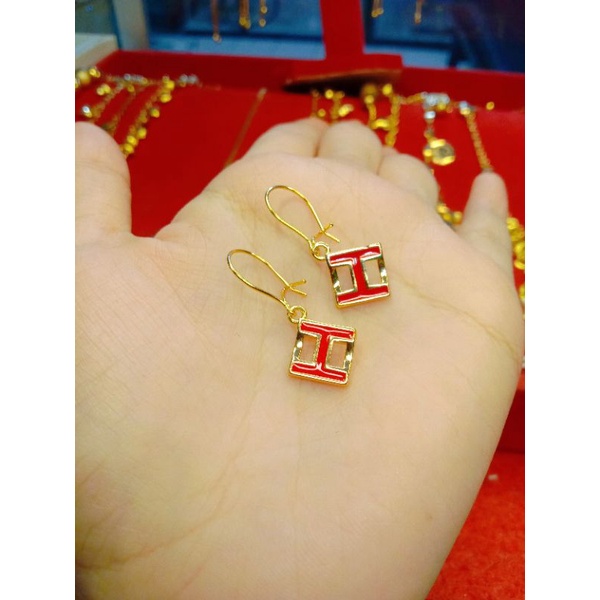 (Anti Karat) Anting Gantung H Merah Lapis Emas