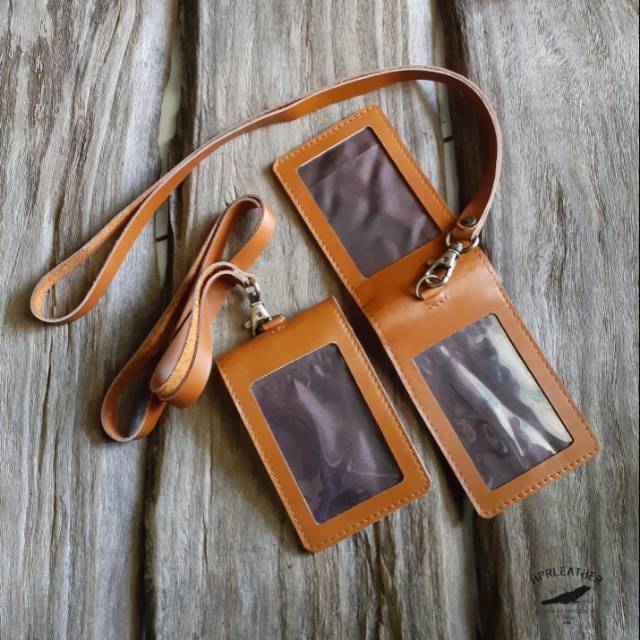 

Name tag dobel mika dari kulit sapi pull up warna tan
