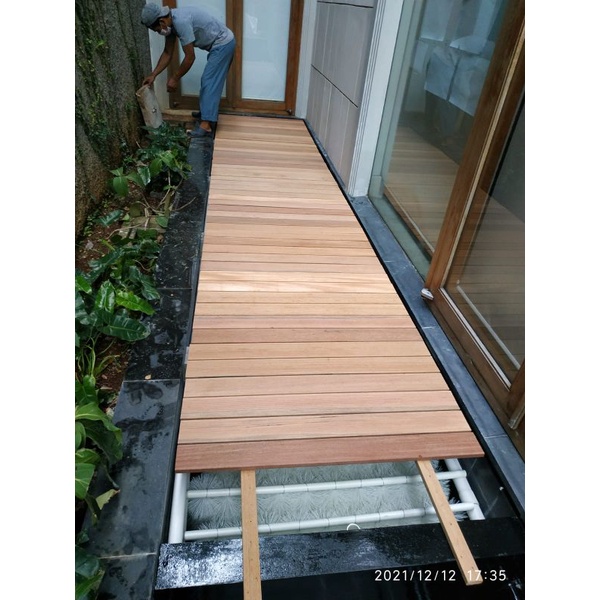 Decking kayu bengkirai untuk pagar - teras - balkon - taman - pinggiran kolam ikan / kolam renang - 