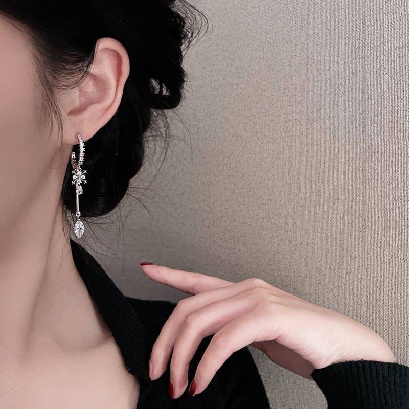 Anting Tusuk Asimetris Model Bunga Hias Berlian Imitasi Gaya Korea Unik Untuk Wanita