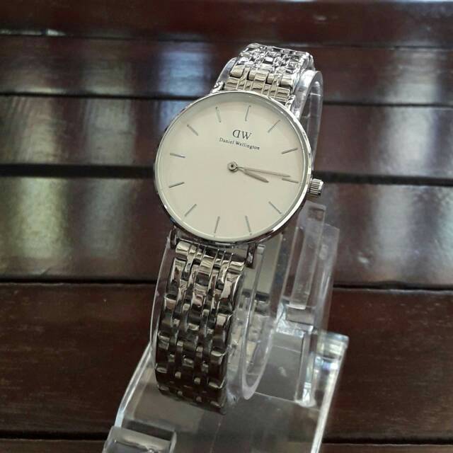 JAM TANGAN DANIEL WELLINGTON RANTAI SILVER UDAH PAKAI BOX KANCING