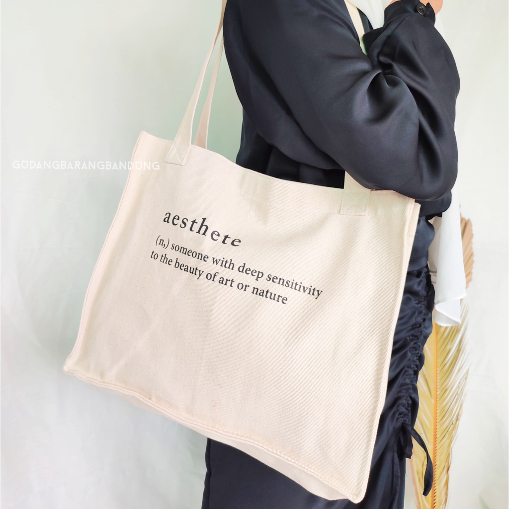 Tote Bag Kanvas dengan Desain Square Aesthetic Gaya yang Memikat untuk Aktivitas Anda!