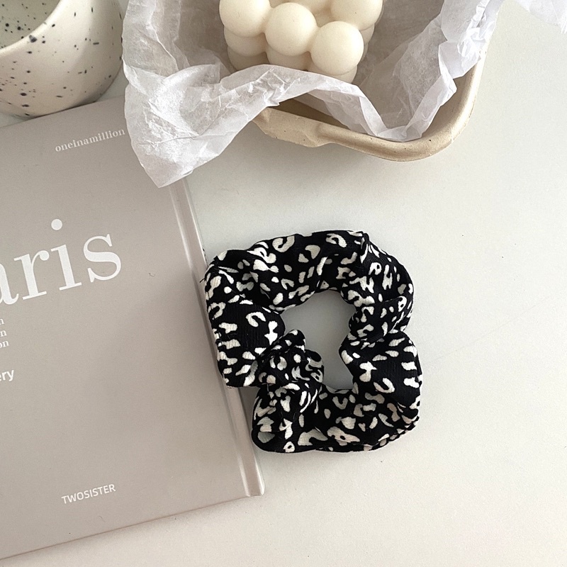 LEOPARD KOREAN SCRUNCHY / IKAT RAMBUT KOREA LORENG / SCRUNCHIES / SCRUNCHIES / CEPOLAN HIJAB-Leopard Hitam