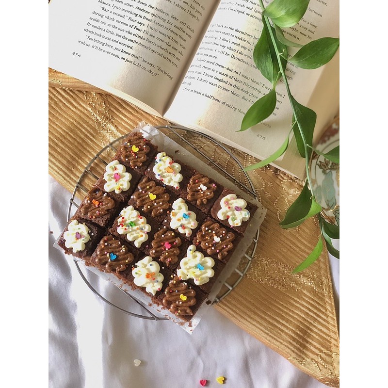 

baked brownies | brownies panggang | brownies | imlek hampers | cny hampers | valentine gift