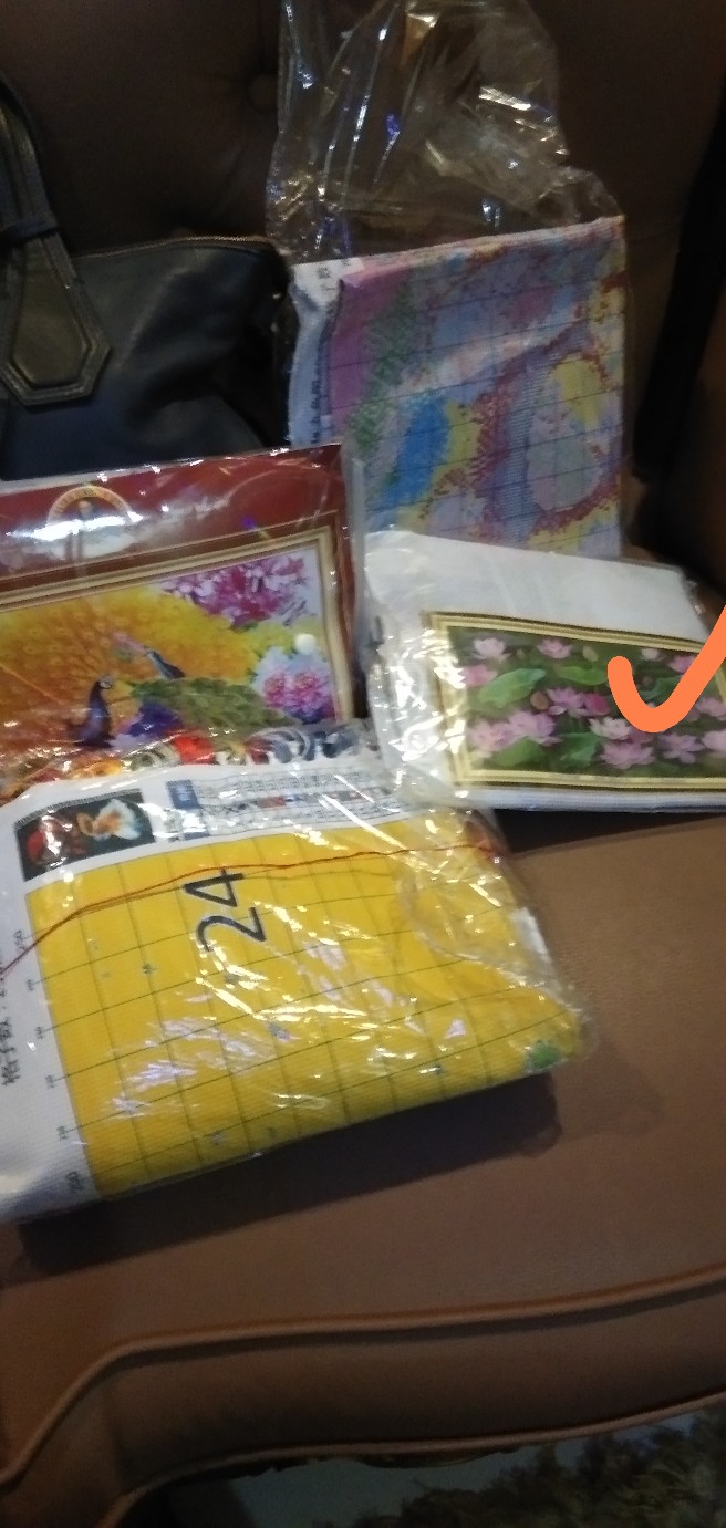 Lukisan Bordir Cross Stitch Motif Burung Merak Untuk Dekorasi Ruang Tamu