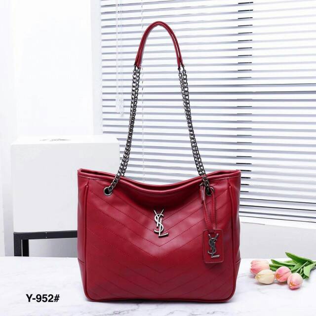 Tas Saint Laurent Monogram Matelasse
YSL LaoLao Monogram Tote Bag Code : Y-952/VLT