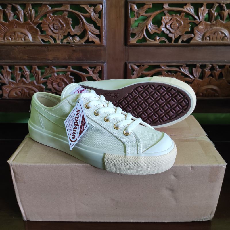 sepatu compass cream low