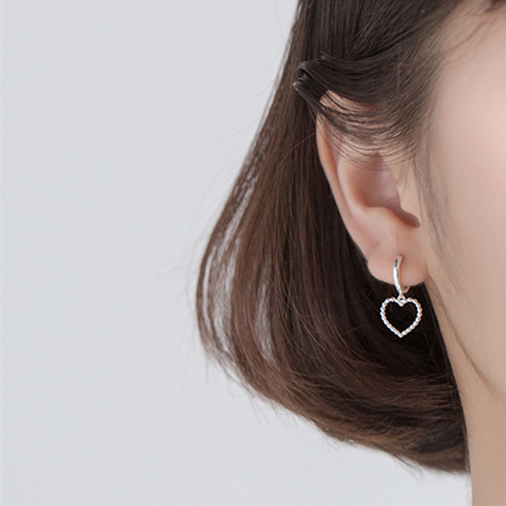 1 Pasang Anting Liontin Bentuk Hati Bahan S925 Silver Untuk Wanita