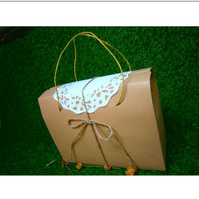 

PAKET TAS BOX BAHAN KERTAS BROWN CRAFT 280 gr size 19 X 10 X 23 cm TANPA KERANG