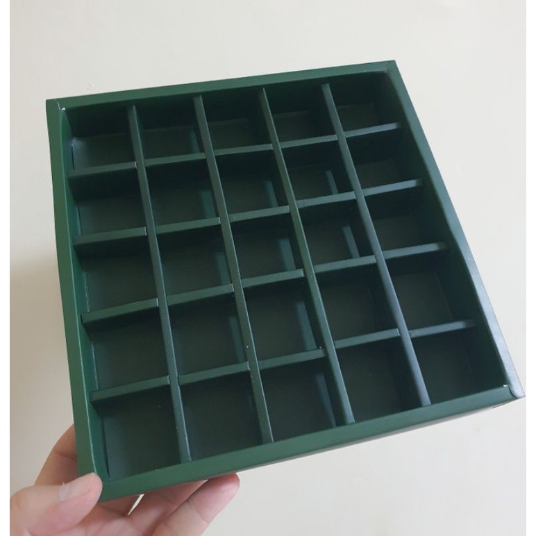 

Dus Nastar Sekat 25 uk. 3.5x3.5x3.5cm " Tropical " ( 1 pack isi 5 pcs dus )