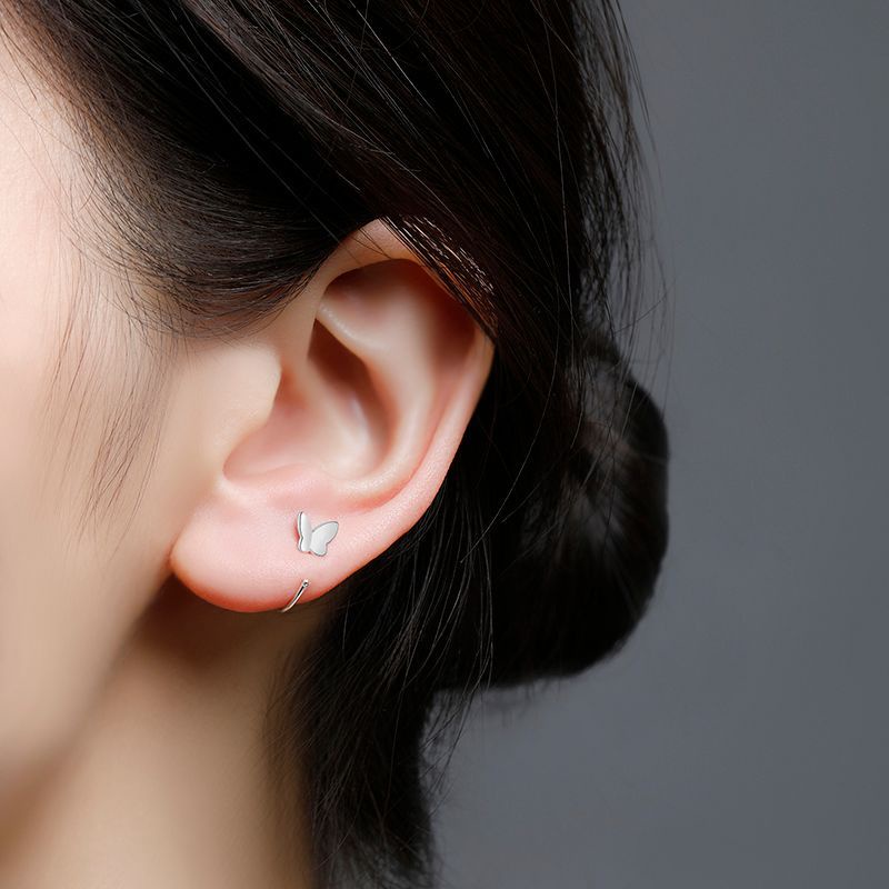 1 Pasang Anting Stud Kait Desain Hewan Kupu-Kupu Menari Model Simple Untuk Hadiah Perhiasan Wanita