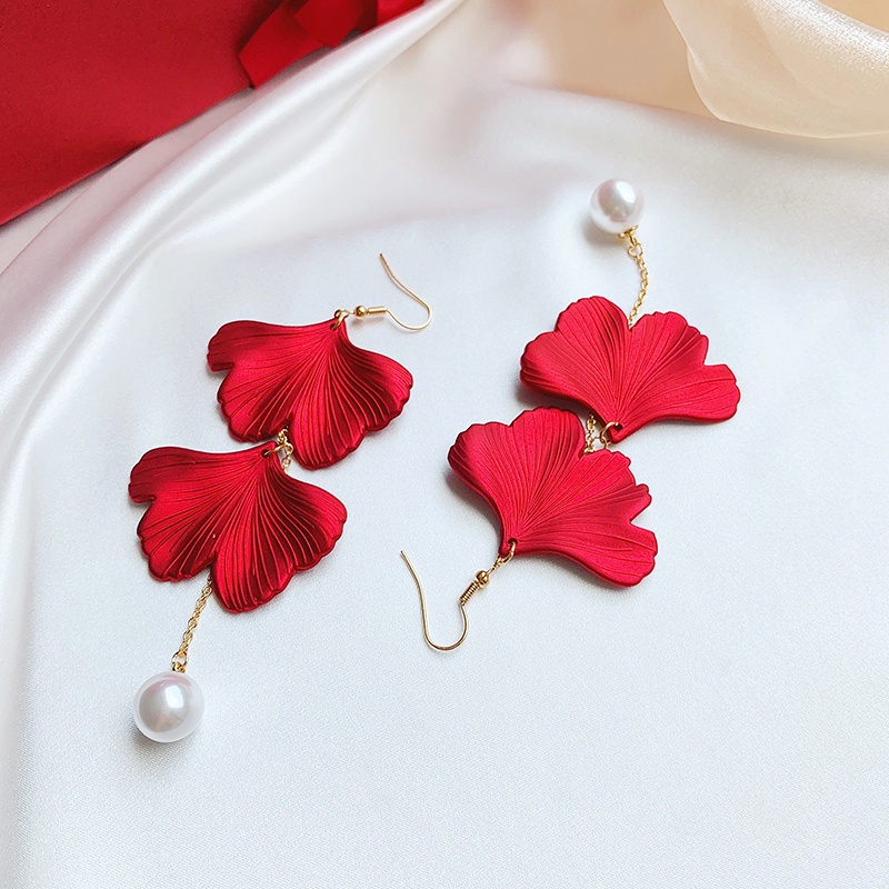 Anting Stud Panjang Multilayer Bentuk Kelopak Bunga Mawar Merah Daun Ginkgo Aksen Mutiara Untuk Wanita