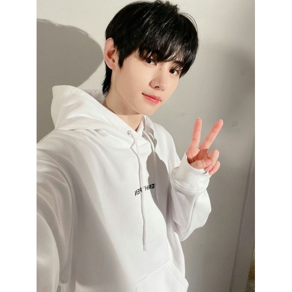 Official pc sunghoon selca (down ver)