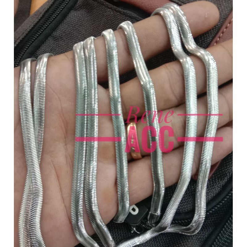 Kalung Titanium pipih silver stainlessteel untuk pria wanita