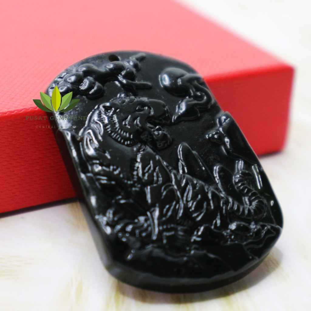 Liontin Black Jade Motif Macan