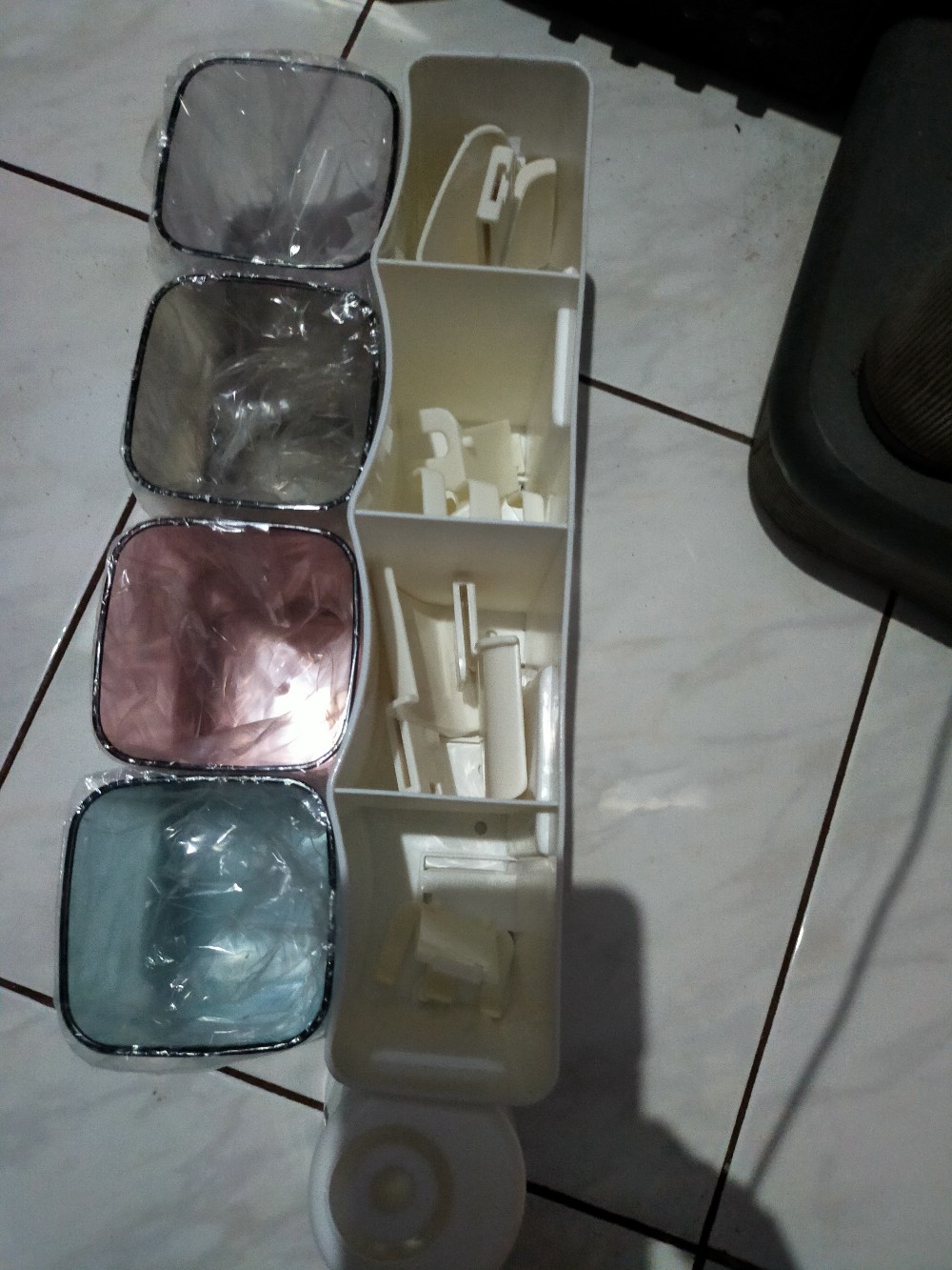 Rak Tempat Sikat Gigi Tempel Dispenser Odol Pasta Gigi Kamar Mandi - 4 Cups