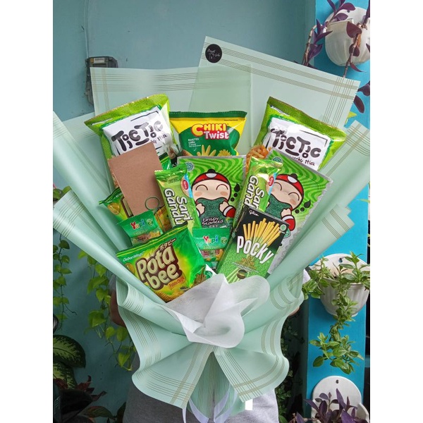 

BUKET SNACK/BUCKET SNACK PREMIUM HIJAU/BOUQUET SNACK MURAH/HADIAH ULANG TAHUN/HADIAH WISUDA