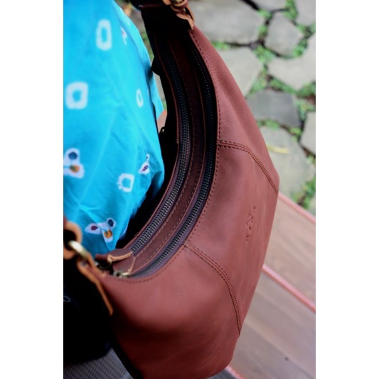Tas Kulit Asli Wanita Woro Slingbag Simple Tas Selempang Kantor 2 Kantong Tab 10 Inch