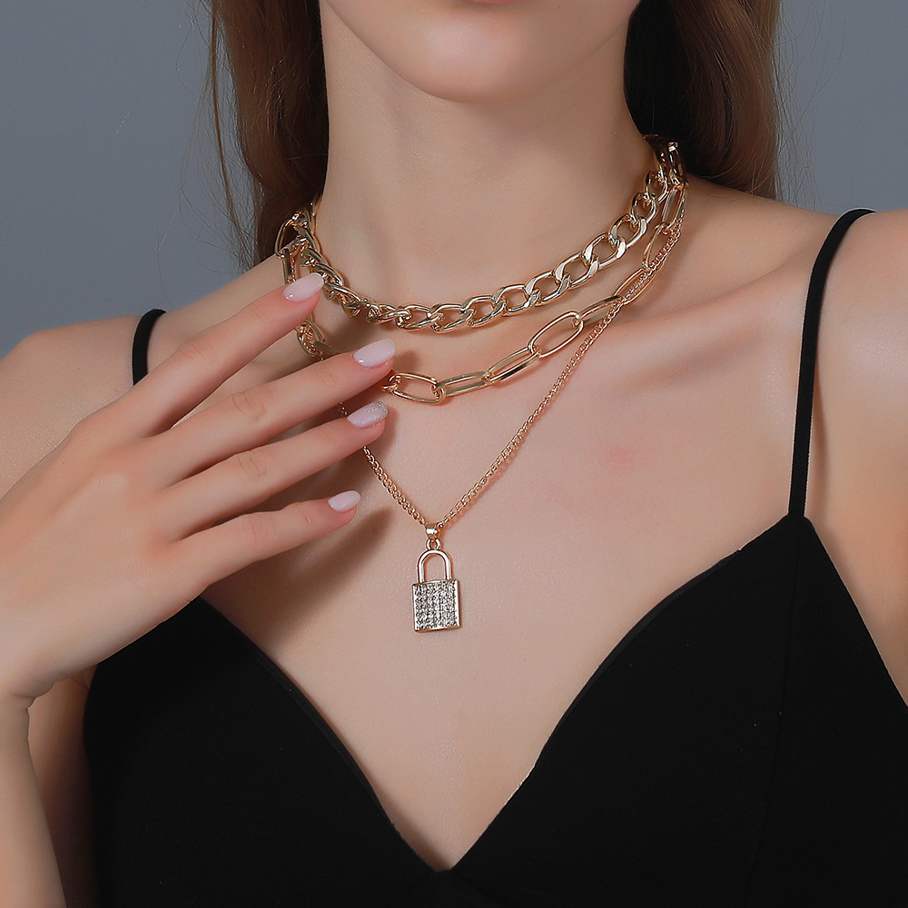 Kalung Rantai Tebal Berlapis-lapis Yang Berlebihan Rantai Klavikula Liontin Kunci Berlian Gaya Punk Aksesori Mode Temperamen Dan Kepribadian