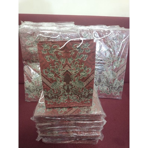 

paper bag motif ukiran 25cmx25cm dijual per pack isi 11 pcs