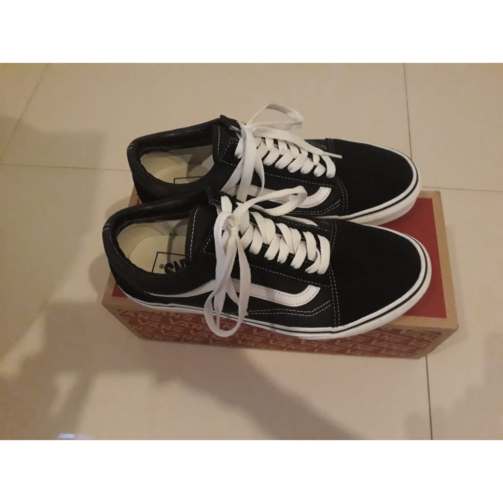 SEPATU VANS OLD SKOOL BLACK/WHITE