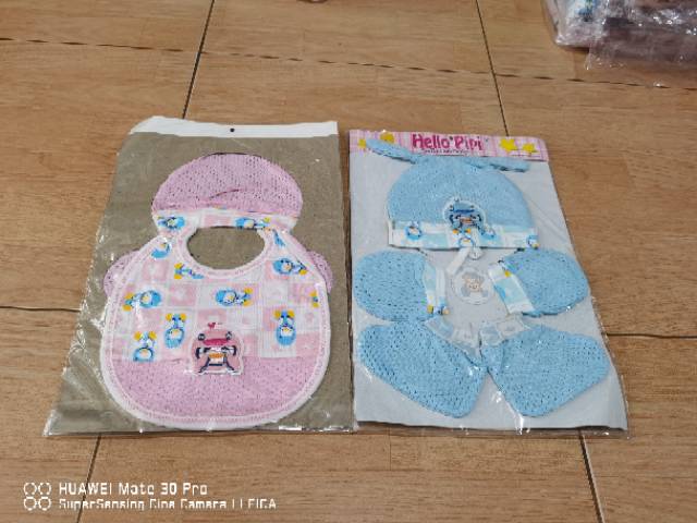 Topi bayi dengan sarung tangan dan celemek set