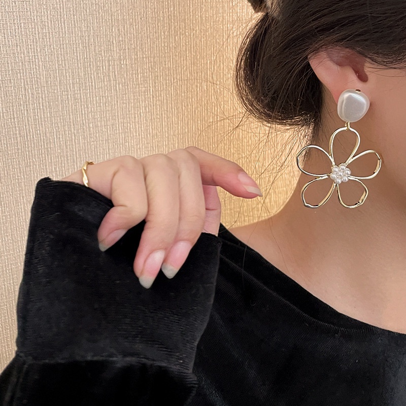 Anting Tusuk Gantung Temperament Bahan Metal Desain Bungamutiara Gaya Eropaamerikasimple Untuk Wanita