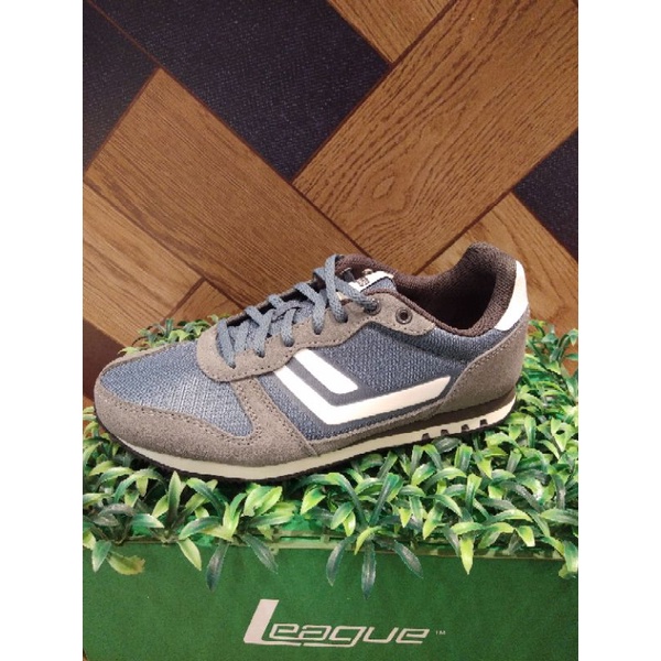 League Sepatu Lifestyle STRV