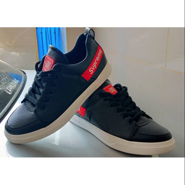 Sepatu import / sepatu sneakers / sepatu supreme