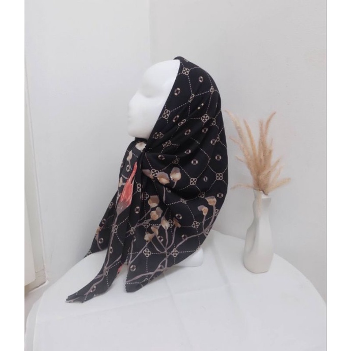 hijab segi empat voal motif bunga lili hitam