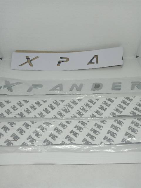 Lambang / Logo / Emblem / Tulisan kap mesin xpander chrome/hitam/merah