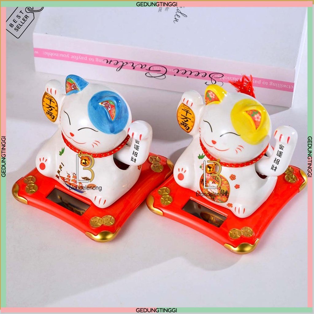 Patung Pajangan Boneka Dekorasi Kalung Kucing Panggil Hoki Lucky Cat Maneki Neko Maneko Neki Keberuntungan Rejeki Rezeki  Cina China Jepang Solar Cahaya Non Batre Batrai Baterai Tangan Goyang Dashboard Mobil Meja Toko Kasir Putih Ukuran Kecil Mini Keramik