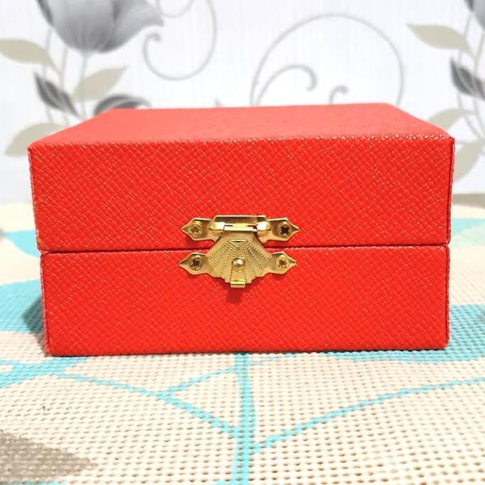 

Buruan Serbu Kotak Kado/Gift Box Kulit Sintetis Merah Kunci