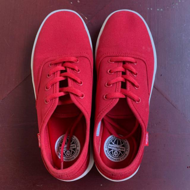 wakai uwabaki sneakers merah preloved