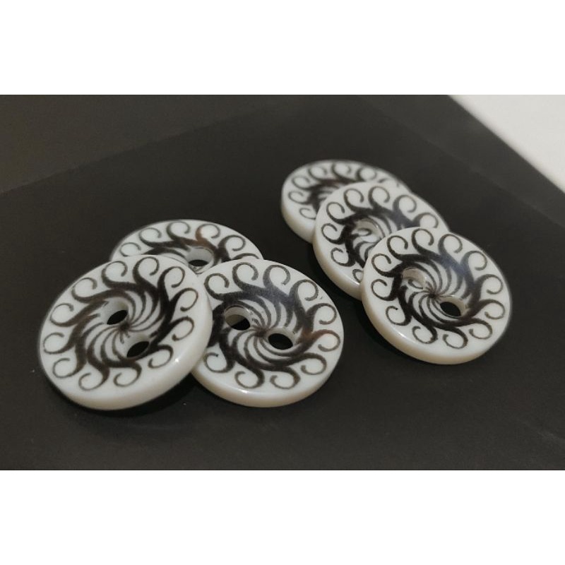 (12 BIJI) Kancing Hitam dan putih motif Ukuran 15 MM