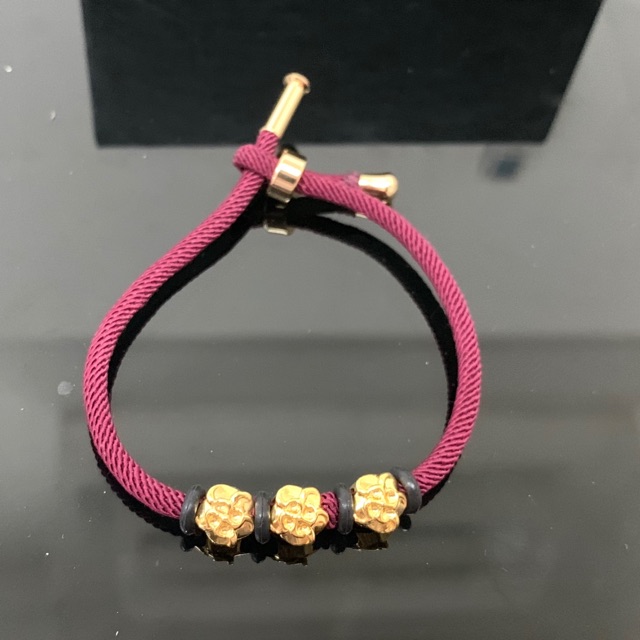 Gelang tali warna merah maroon dengan mainan emas asli kadar 375 mawar 3 biji = 2gram