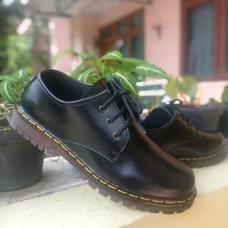 Alvarisstuff Cleo - Sepatu Loafers Low Boots 3 Hole - Docmart Pria