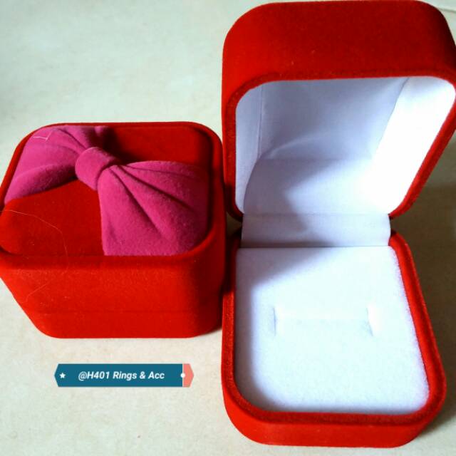 Tempat Cincin - Kotak Cincin Motif Pita Timbul