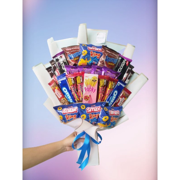 

Buket Big Premium Snack Mix Kertas Cello/ premium / cellophane / kertas / hadiah pacar / hadiah wisuda / hadiah ulang tahun / anniversary / buket snack / buket bunga / buket boneka