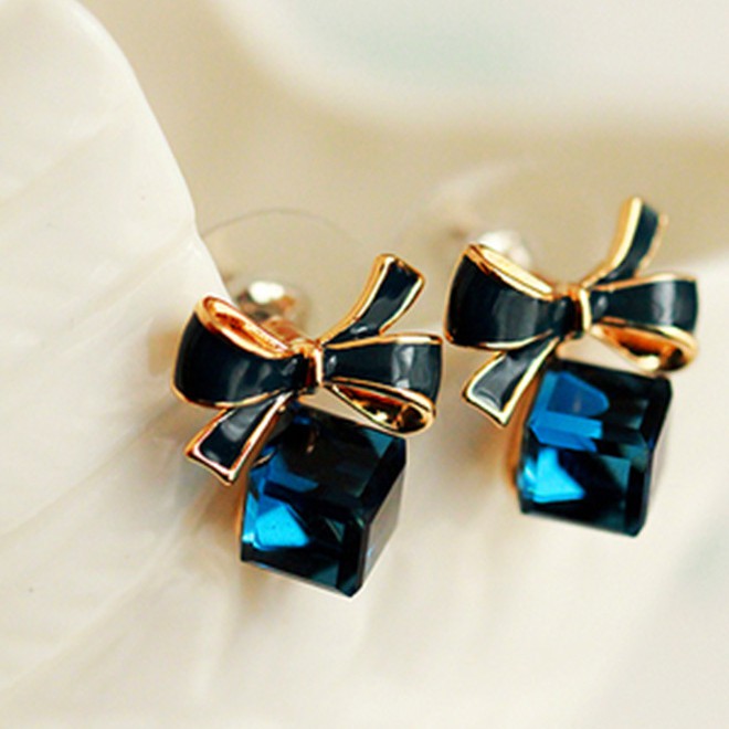 Anting pejantan kubus kubus Temperamen, hypoallergenic serbaguna