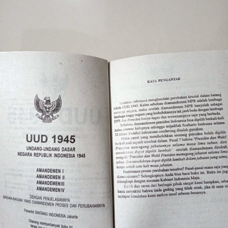 buku undang undang dasar 1945 dan amandemen A6 (10×14cm)