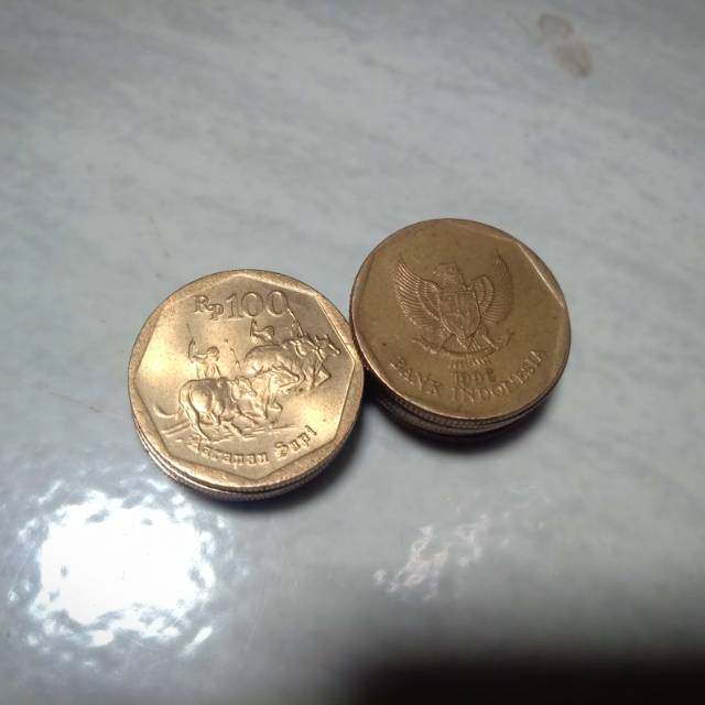 Uang logam karapan sapi warna kuning rp 100