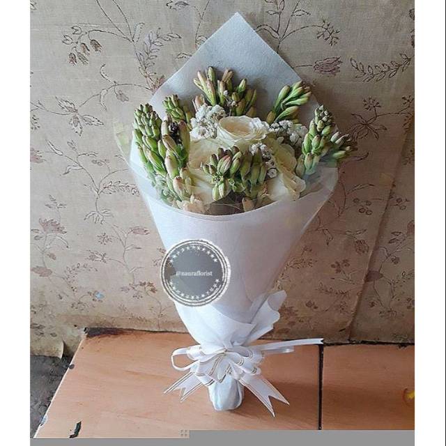 HAND BOUQUET BUNGA WISUDA BUNGA TANGAN MAWAR PUTIH SEDAP HAND BOUQUET BUNGA WISUDA BUNGA TANGAN MAWAR PUTIH SEDAP