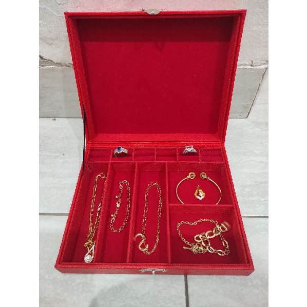 Kotak perhiasan dan jam tangan