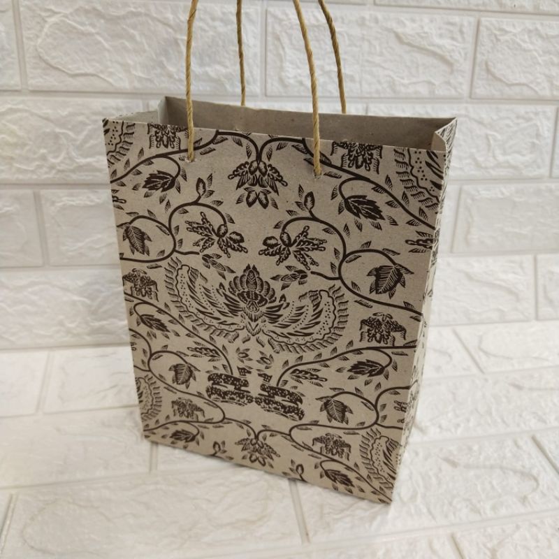 

PAPER BAG MOTIF BATIK UK.25x20x8cm. 1 pak isi 12pcs